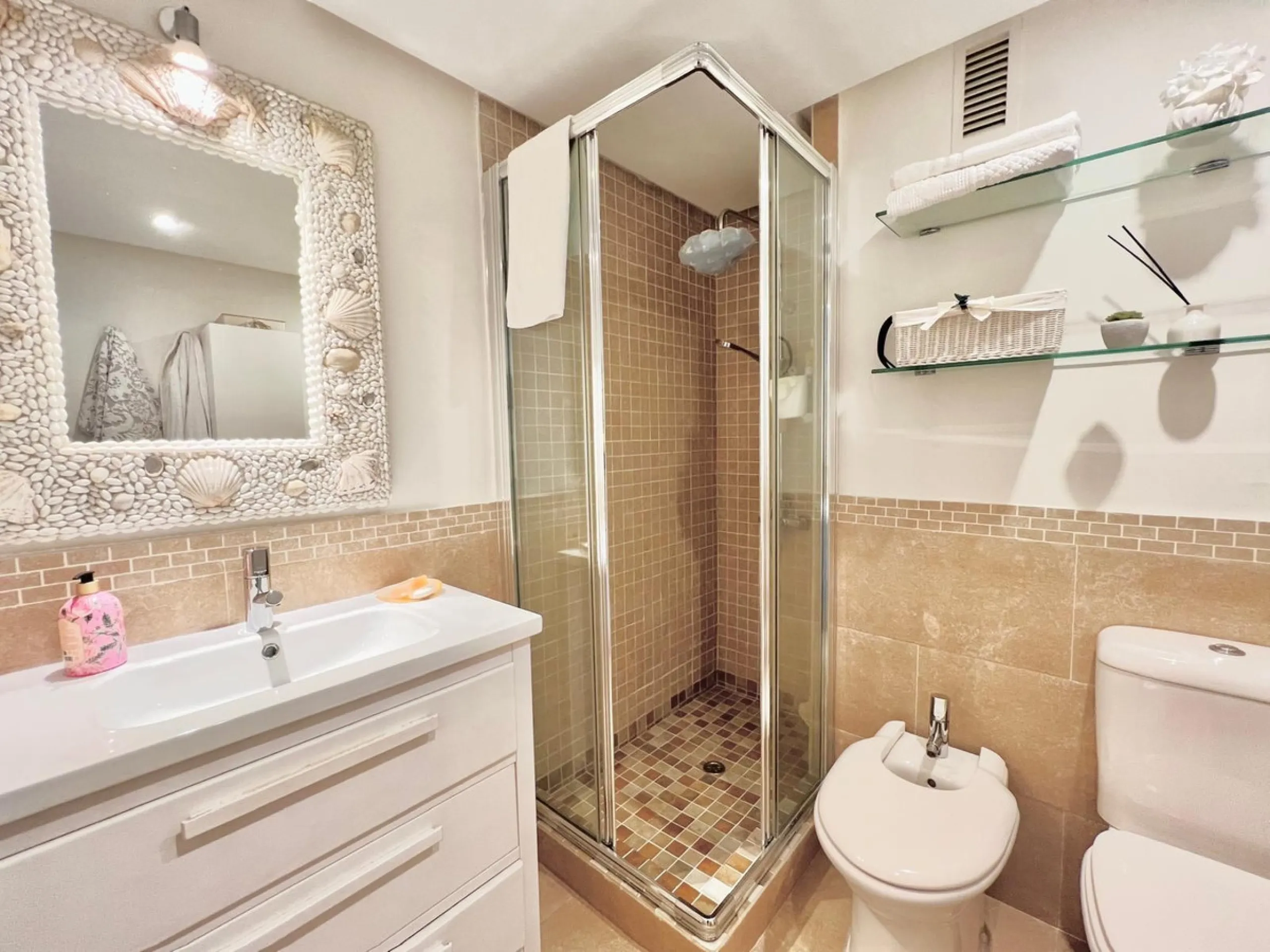 Apartment - Middle Floor Apartment в продаже в Marbella, Málaga. В доме 2 спален и 1 ванных комнат. Площадь дома 84 м²