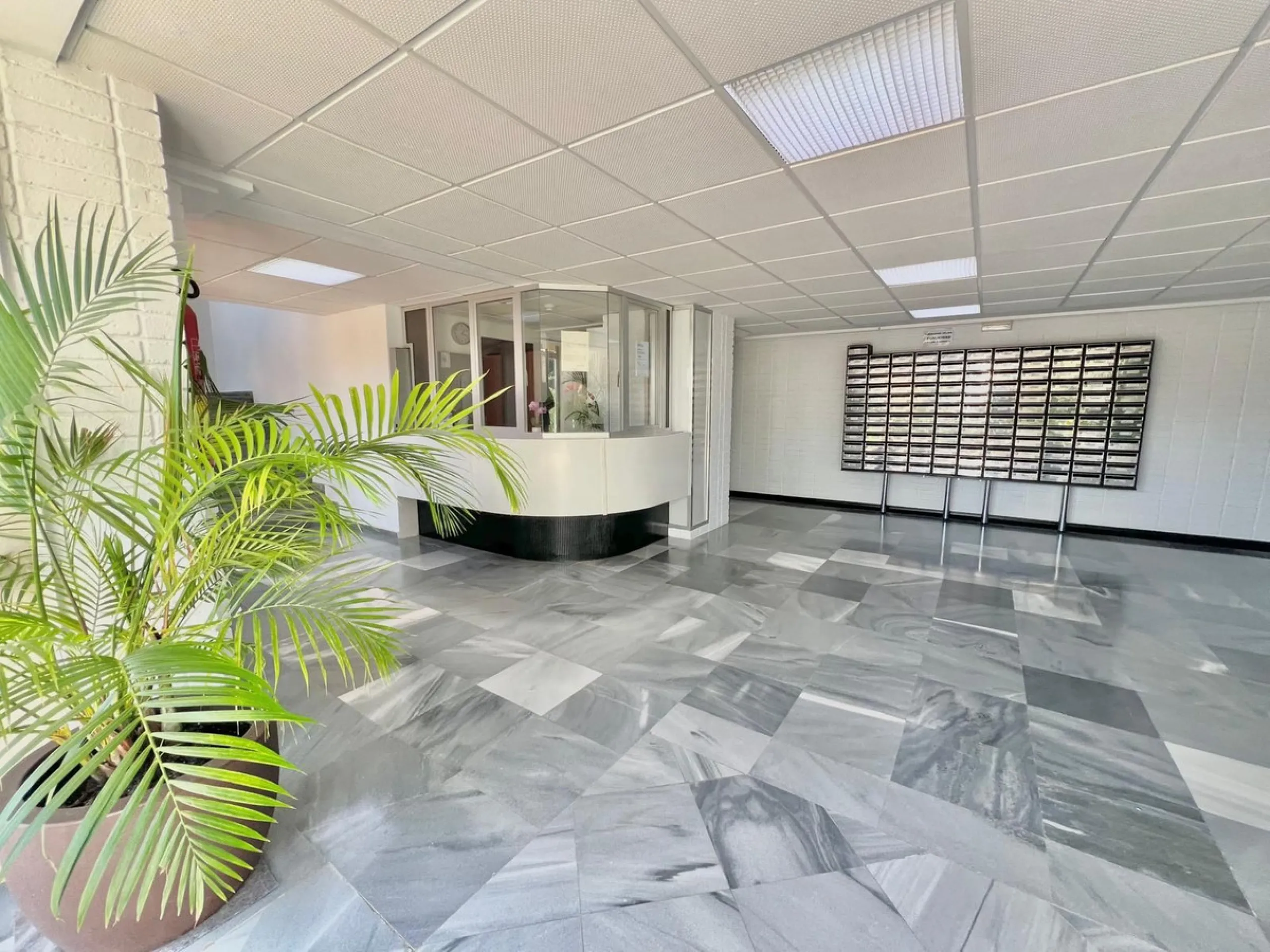 Apartment - Middle Floor Apartment в продаже в Marbella, Málaga. В доме 2 спален и 1 ванных комнат. Площадь дома 84 м²