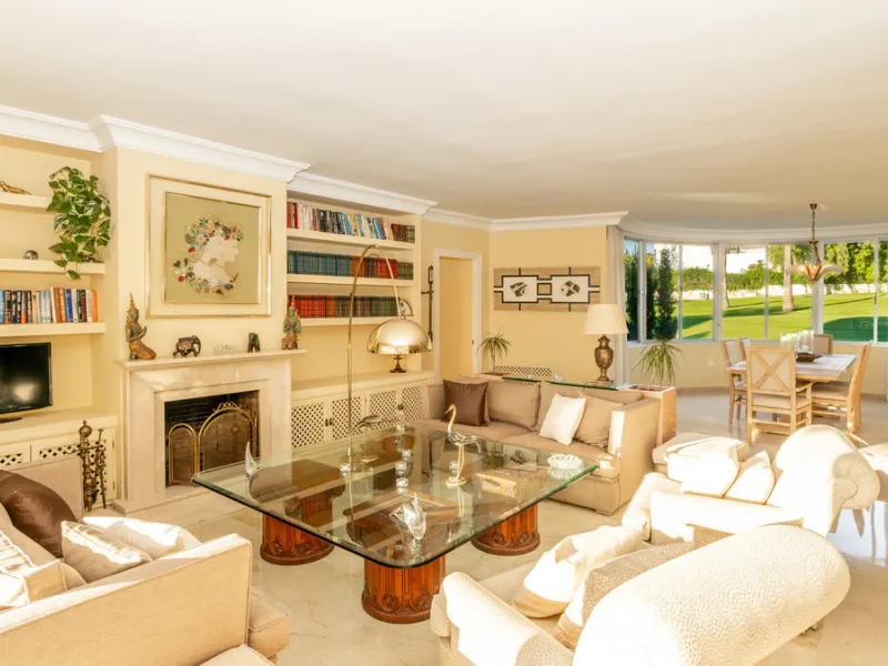 Discover a rare opportunity to own a very spacious ground-floor apartment in the highly coveted area of Guadalmina Alta. This exceptional property is in an unbeatable location.