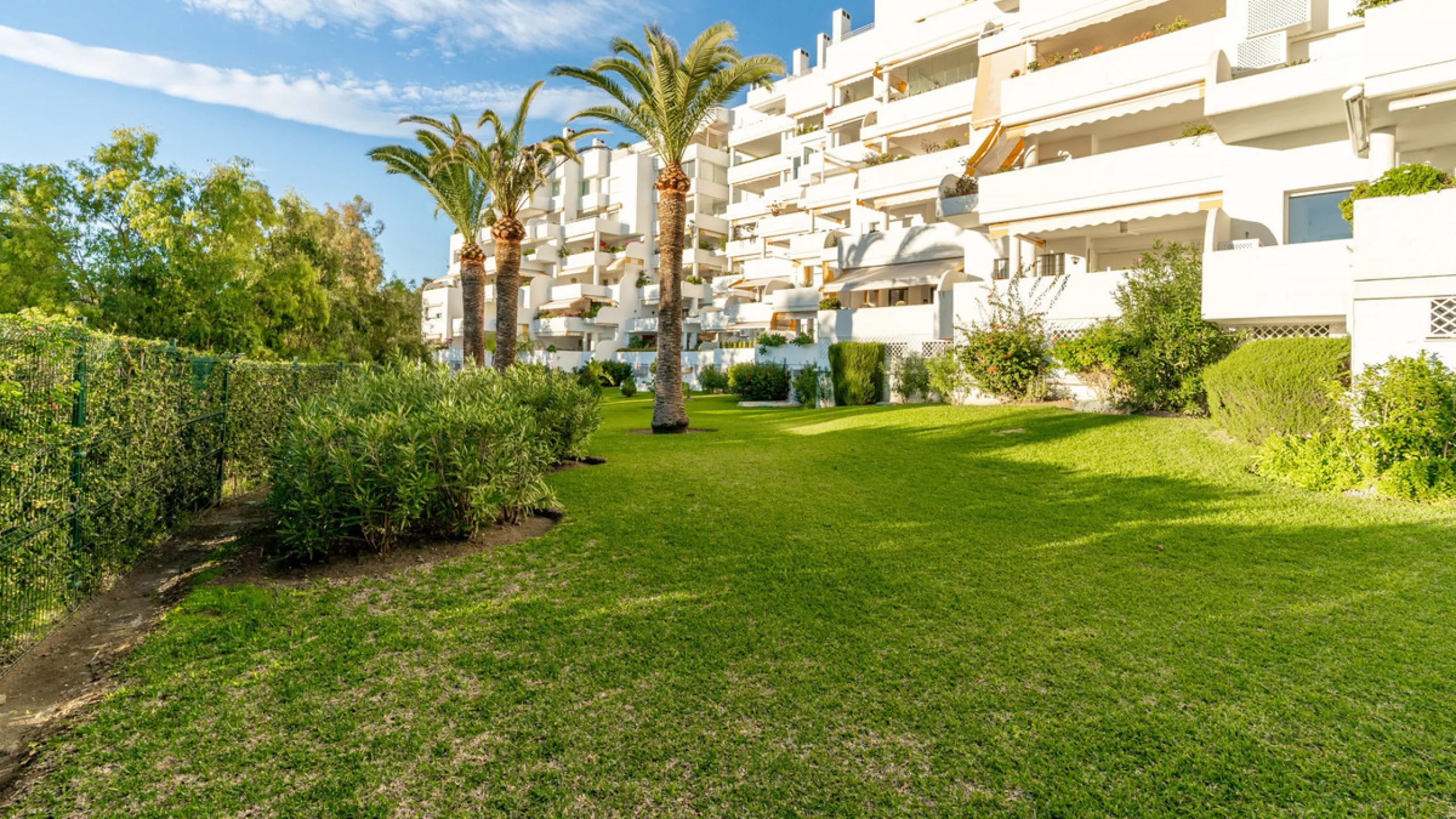 Apartment - Ground Floor Apartment в продаже в Marbella, Málaga. В доме 3 спален и 3 ванных комнат. Площадь дома 196 м²