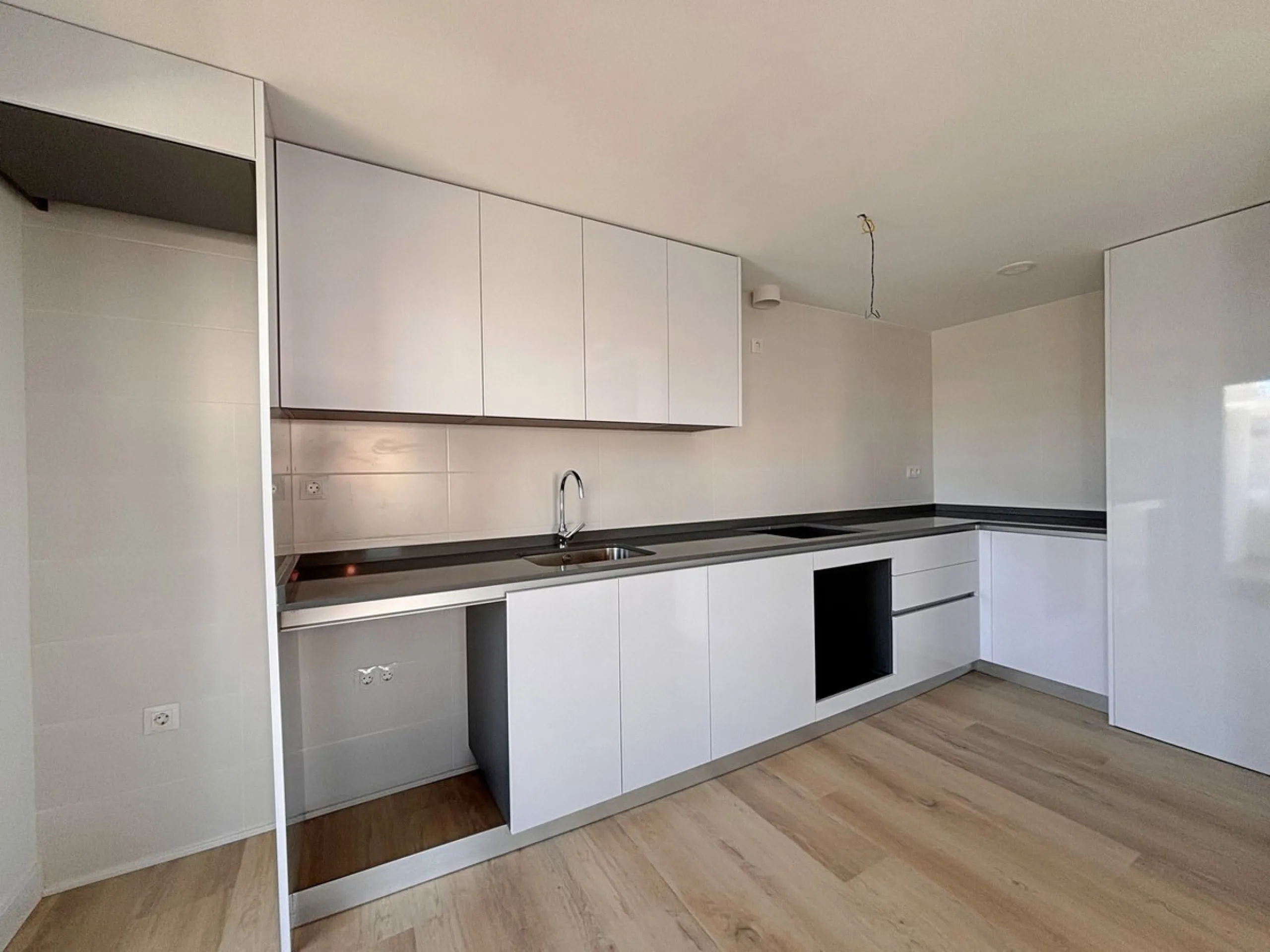 Experience contemporary living in this elegant new-build 3-bedroom, 2-bathroom apartment located in the prestigious area of Nueva Andalucía, Marbella. Known as the renowned Golf Valley, Nueva Andalucía offers the perfect mix of tranquility, exclusivity, a