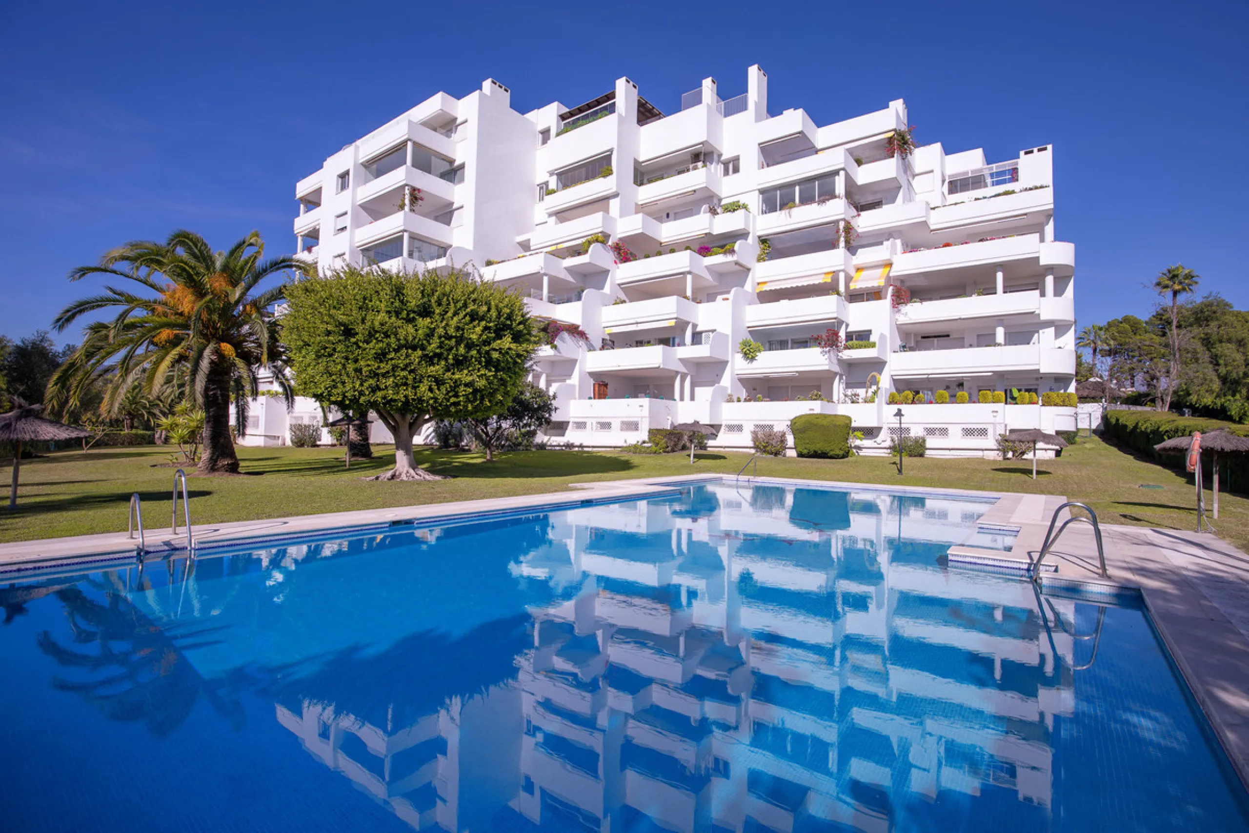 Apartment - Ground Floor Apartment в продаже в Marbella, Málaga. В доме 3 спален и 3 ванных комнат. Площадь дома 196 м²
