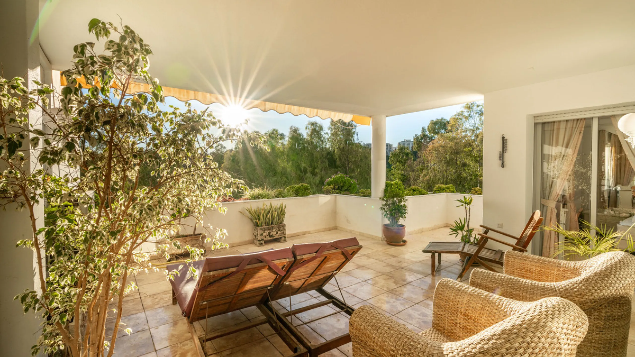 Apartment - Ground Floor Apartment в продаже в Marbella, Málaga. В доме 3 спален и 3 ванных комнат. Площадь дома 196 м²