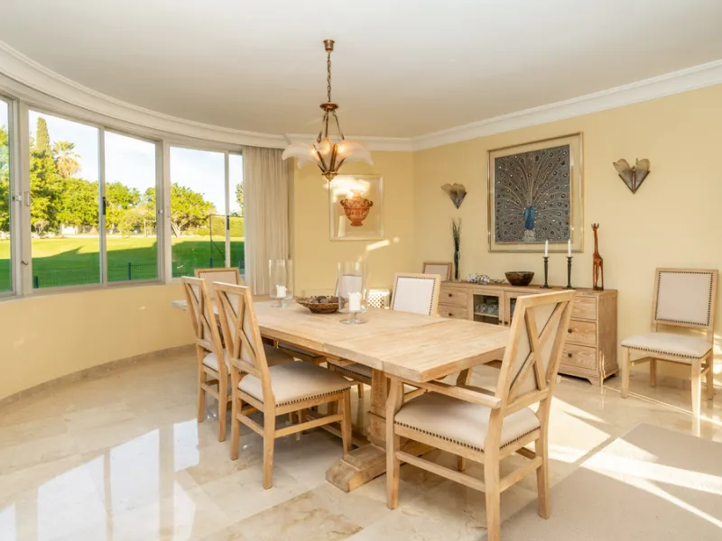 Apartment - Ground Floor Apartment в продаже в Marbella, Málaga. В доме 3 спален и 3 ванных комнат. Площадь дома 196 м²