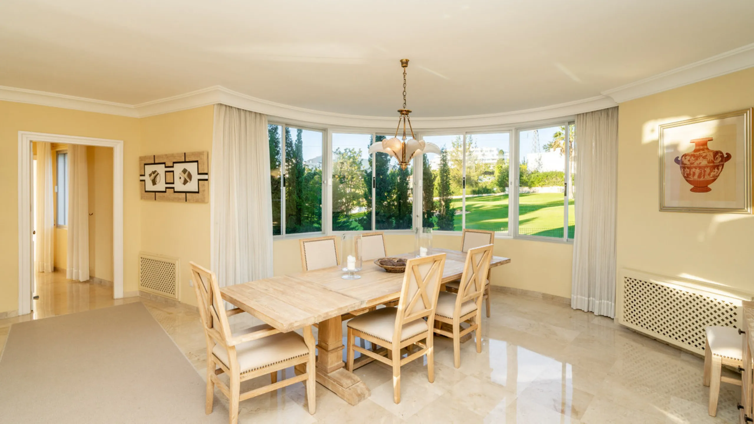 Apartment - Ground Floor Apartment в продаже в Marbella, Málaga. В доме 3 спален и 3 ванных комнат. Площадь дома 196 м²