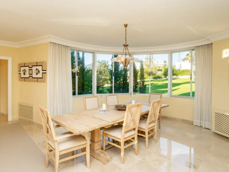 Apartment - Ground Floor Apartment в продаже в Marbella, Málaga. В доме 3 спален и 3 ванных комнат. Площадь дома 196 м²