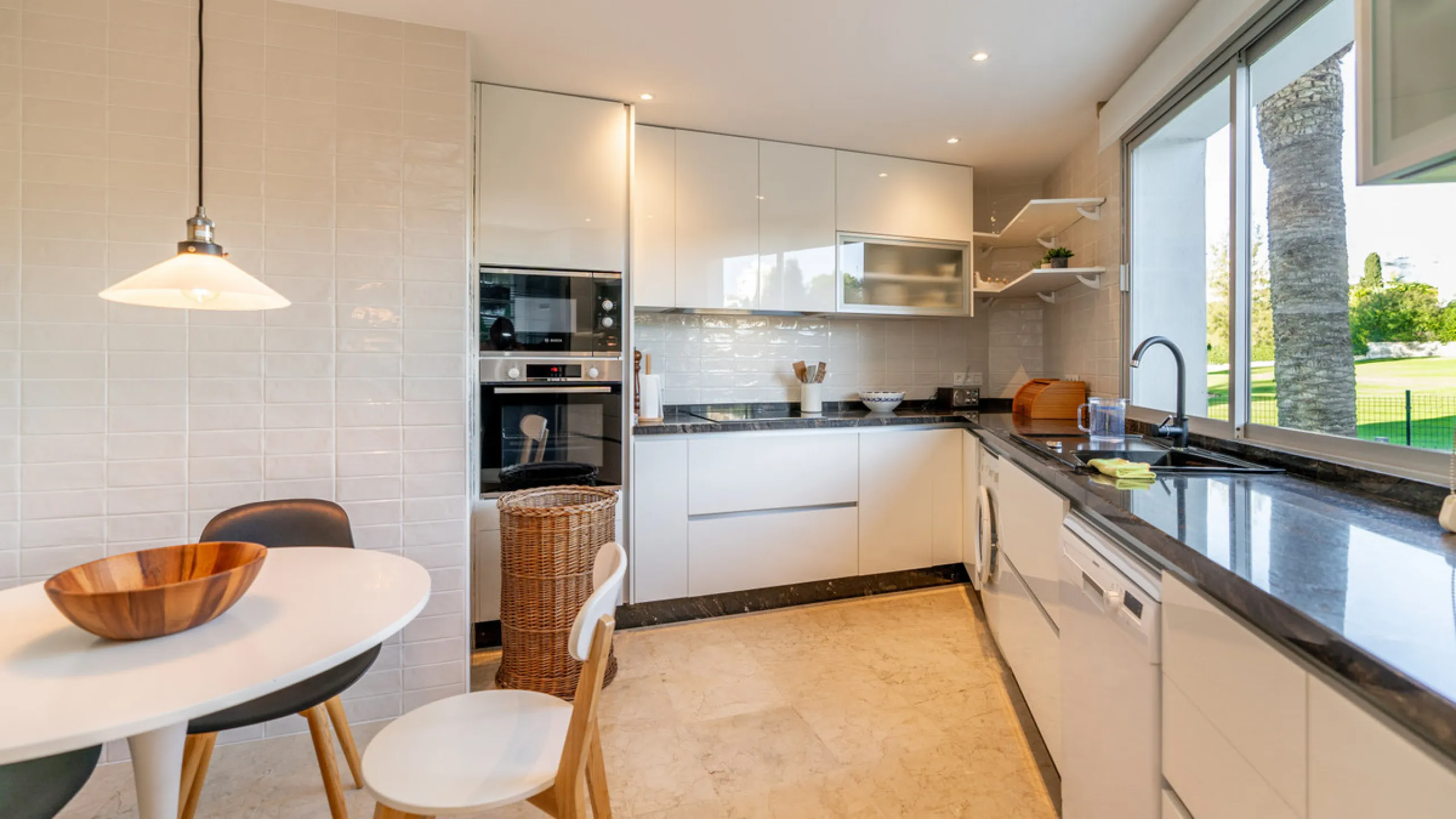 Apartment - Ground Floor Apartment в продаже в Marbella, Málaga. В доме 3 спален и 3 ванных комнат. Площадь дома 196 м²