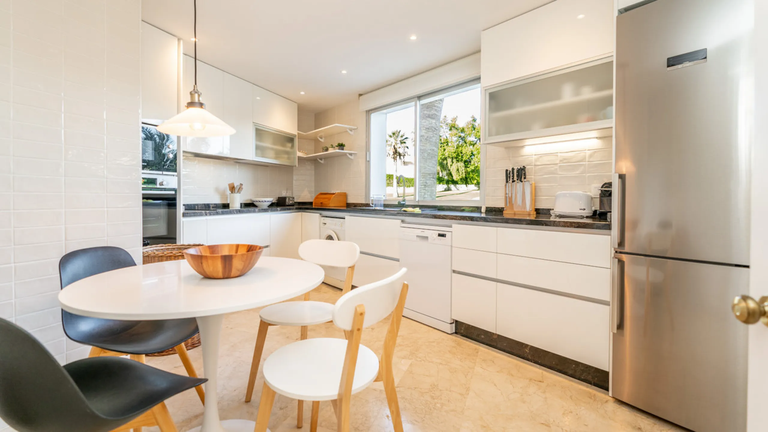 Apartment - Ground Floor Apartment в продаже в Marbella, Málaga. В доме 3 спален и 3 ванных комнат. Площадь дома 196 м²