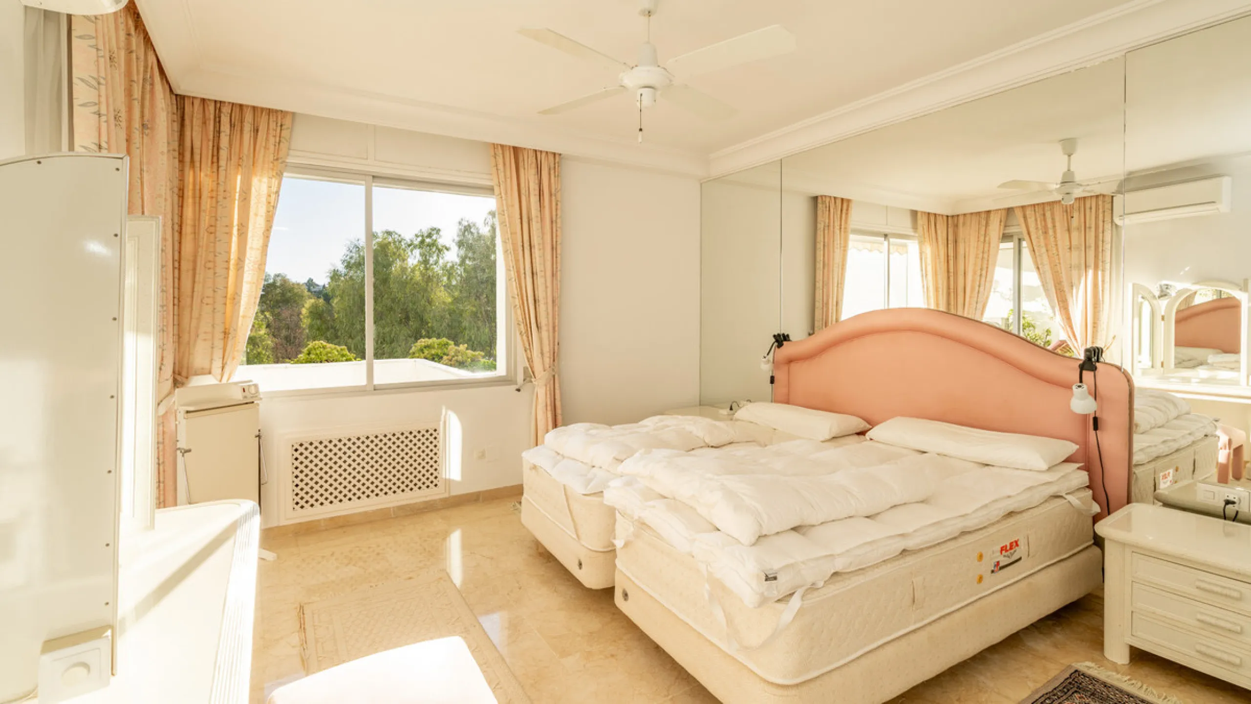 Apartment - Ground Floor Apartment в продаже в Marbella, Málaga. В доме 3 спален и 3 ванных комнат. Площадь дома 196 м²