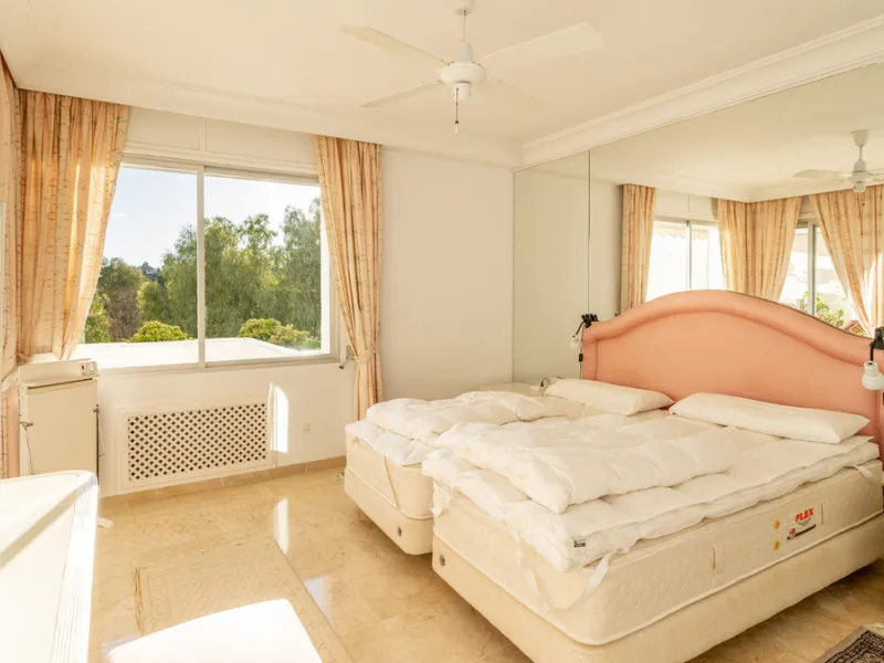 Apartment - Ground Floor Apartment в продаже в Marbella, Málaga. В доме 3 спален и 3 ванных комнат. Площадь дома 196 м²
