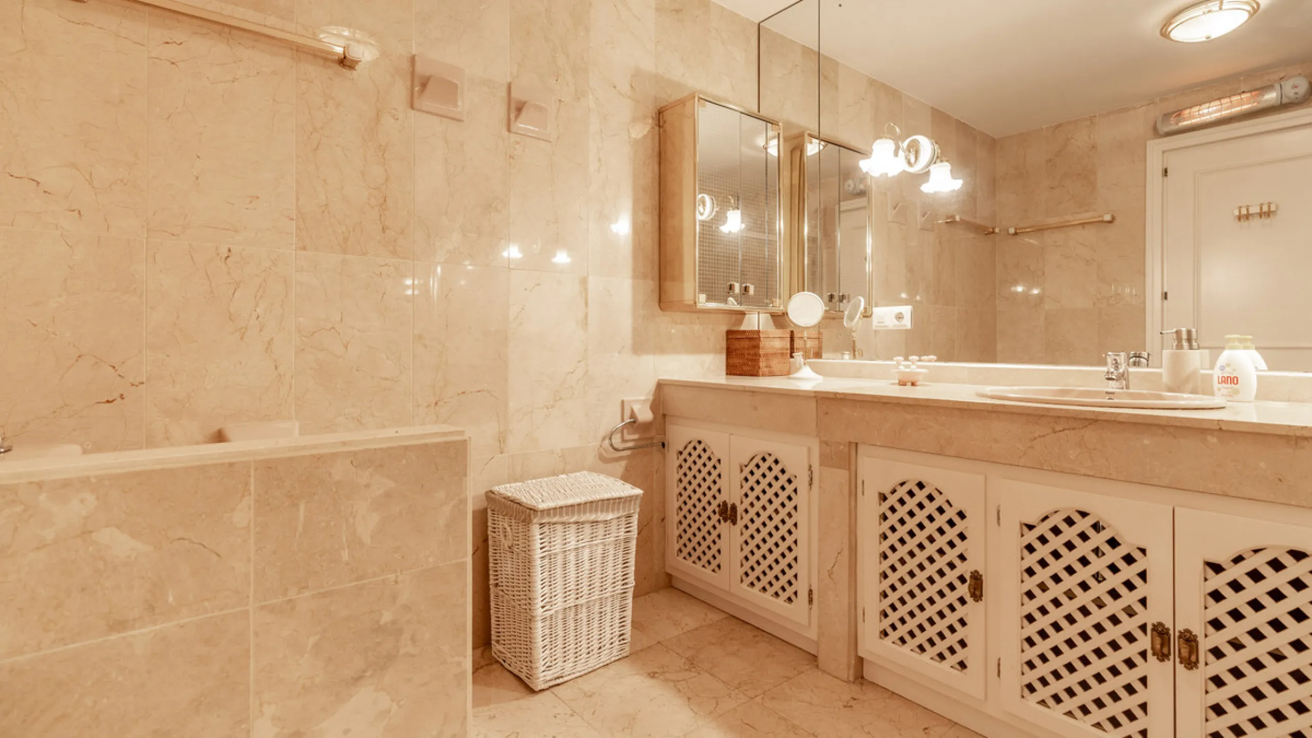 Apartment - Ground Floor Apartment в продаже в Marbella, Málaga. В доме 3 спален и 3 ванных комнат. Площадь дома 196 м²