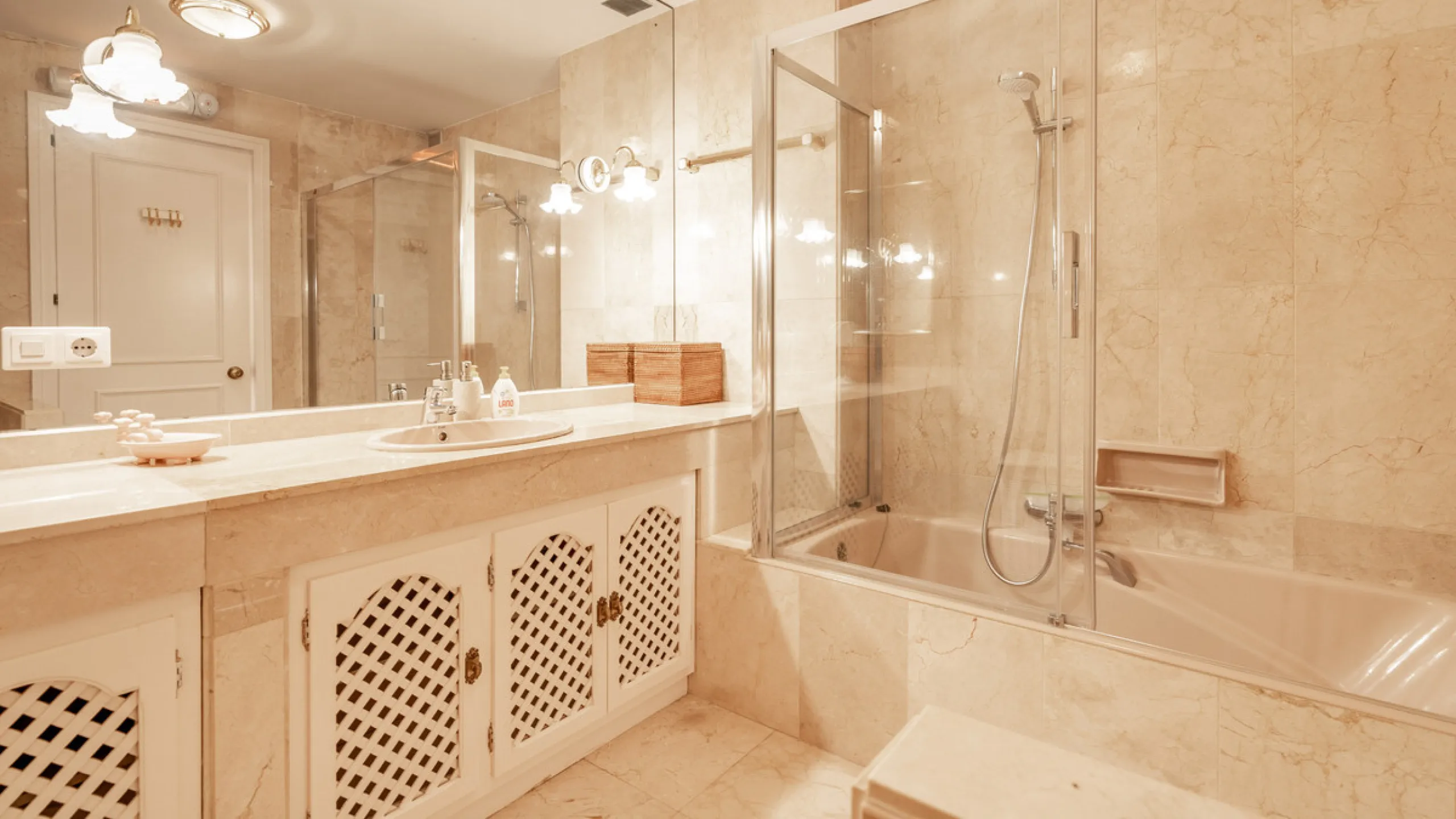 Apartment - Ground Floor Apartment в продаже в Marbella, Málaga. В доме 3 спален и 3 ванных комнат. Площадь дома 196 м²