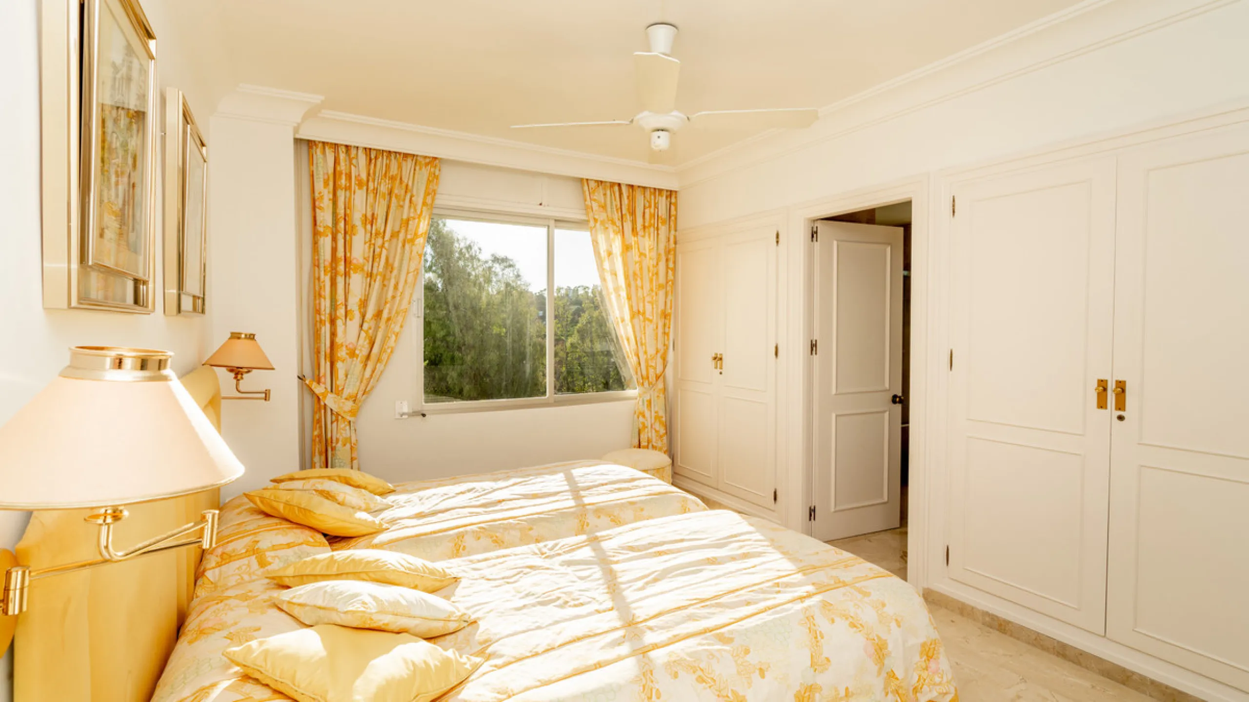 Apartment - Ground Floor Apartment в продаже в Marbella, Málaga. В доме 3 спален и 3 ванных комнат. Площадь дома 196 м²