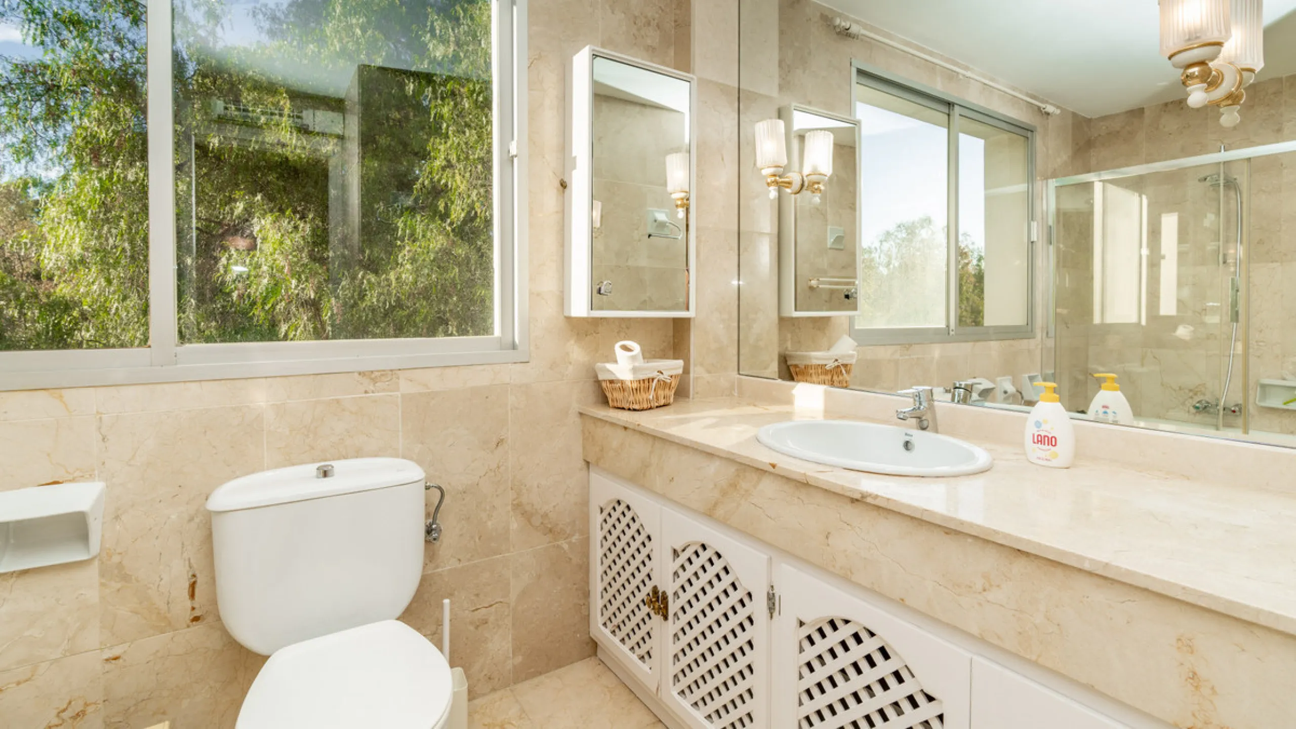 Apartment - Ground Floor Apartment в продаже в Marbella, Málaga. В доме 3 спален и 3 ванных комнат. Площадь дома 196 м²