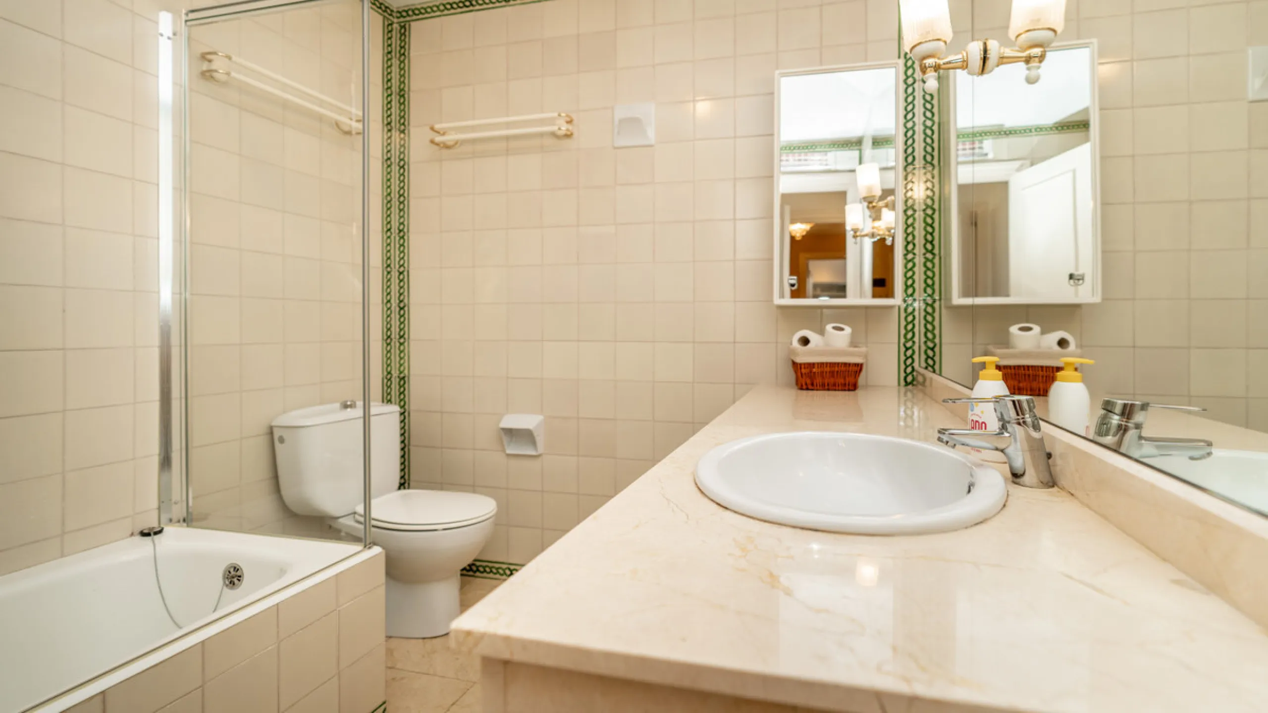 Apartment - Ground Floor Apartment в продаже в Marbella, Málaga. В доме 3 спален и 3 ванных комнат. Площадь дома 196 м²