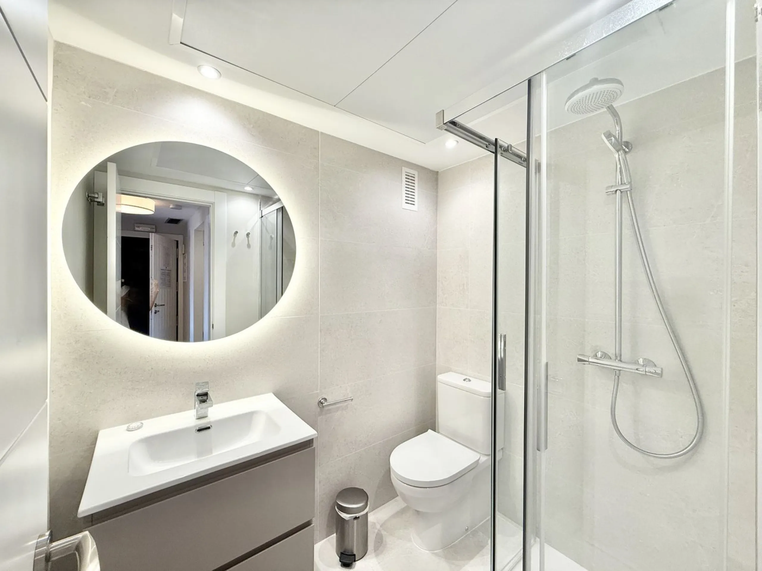 A stunning 2-bedroom, 2-bathroom, first floor apartment in a wonderful resort, offering Sea, Golf, and Mountain Views.