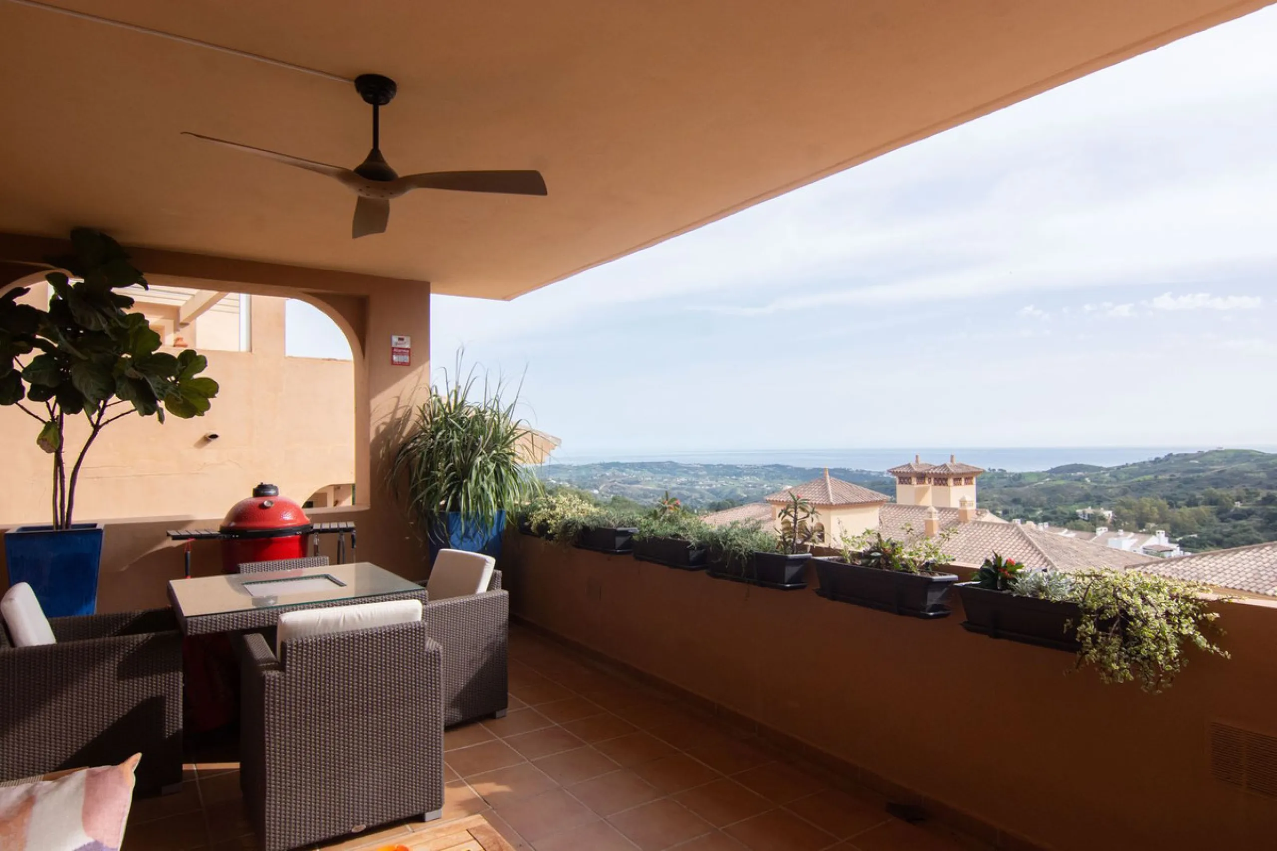 This apartment was built in 2007, is situated within 'El Vicario` which is part of the prestigious La Mairena area.