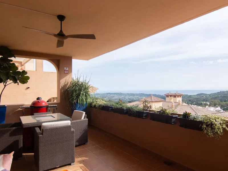 This apartment was built in 2007, is situated within 'El Vicario` which is part of the prestigious La Mairena area.