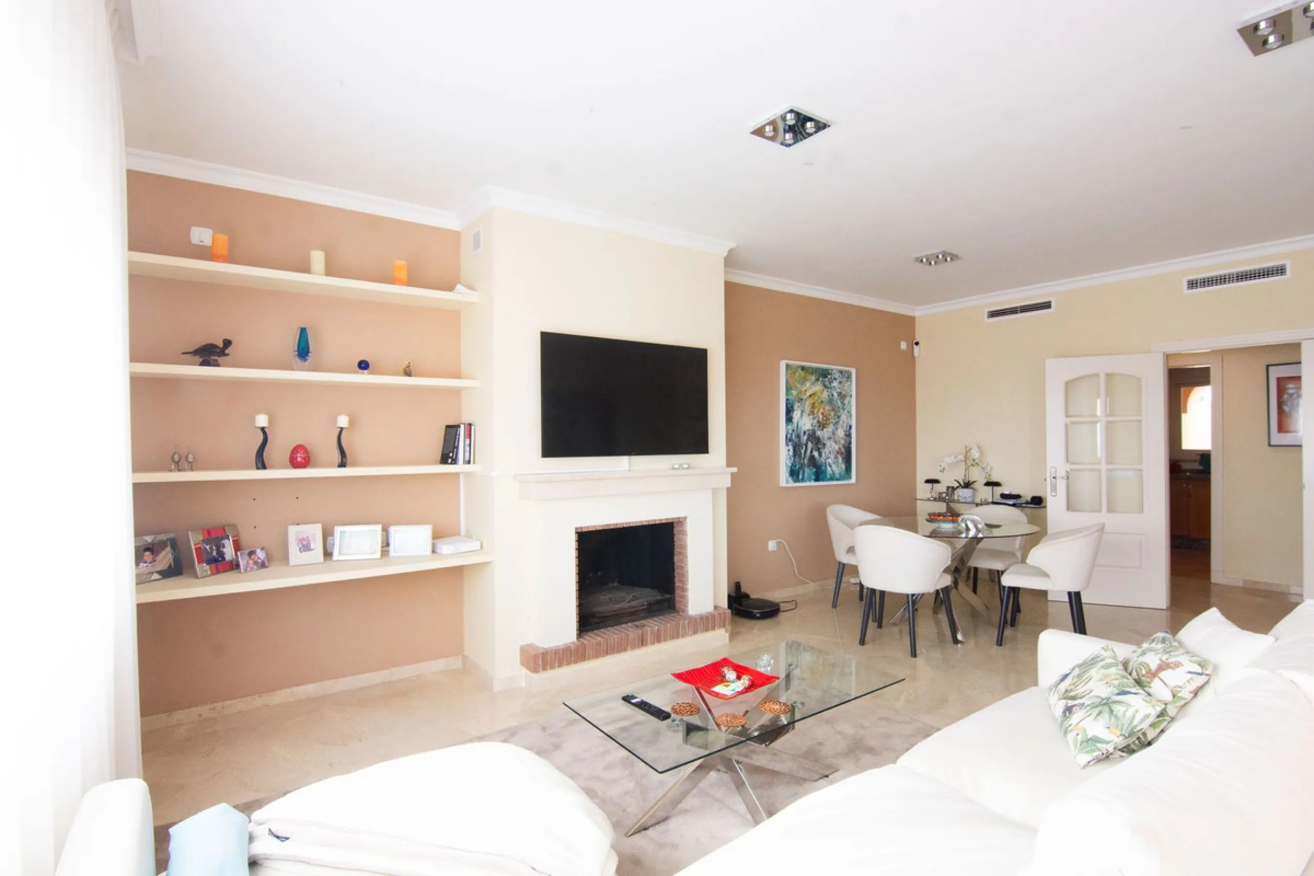 This apartment was built in 2007, is situated within 'El Vicario` which is part of the prestigious La Mairena area.