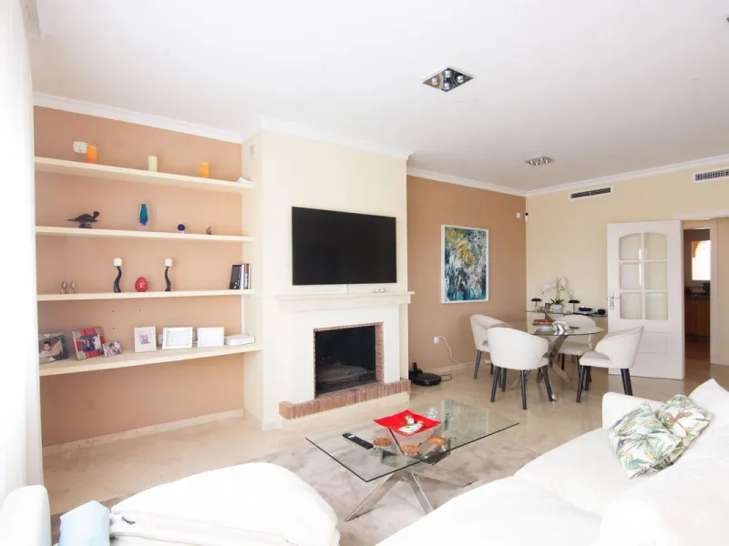 This apartment was built in 2007, is situated within 'El Vicario` which is part of the prestigious La Mairena area.