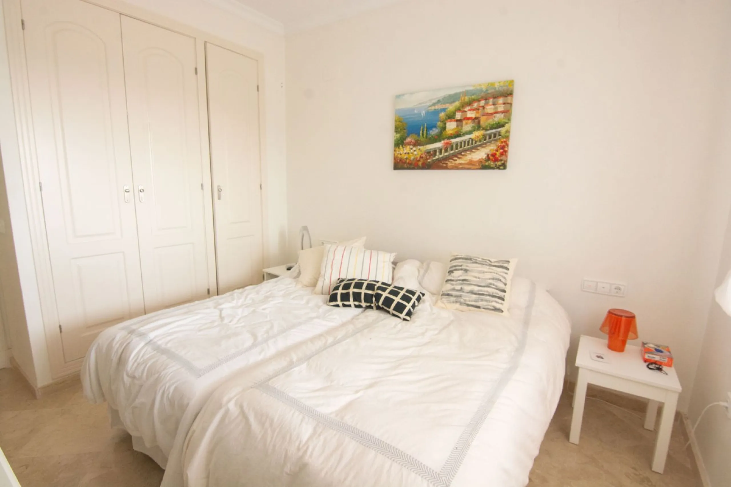 This apartment was built in 2007, is situated within 'El Vicario` which is part of the prestigious La Mairena area.