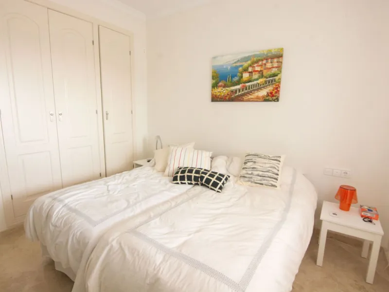 This apartment was built in 2007, is situated within 'El Vicario` which is part of the prestigious La Mairena area.