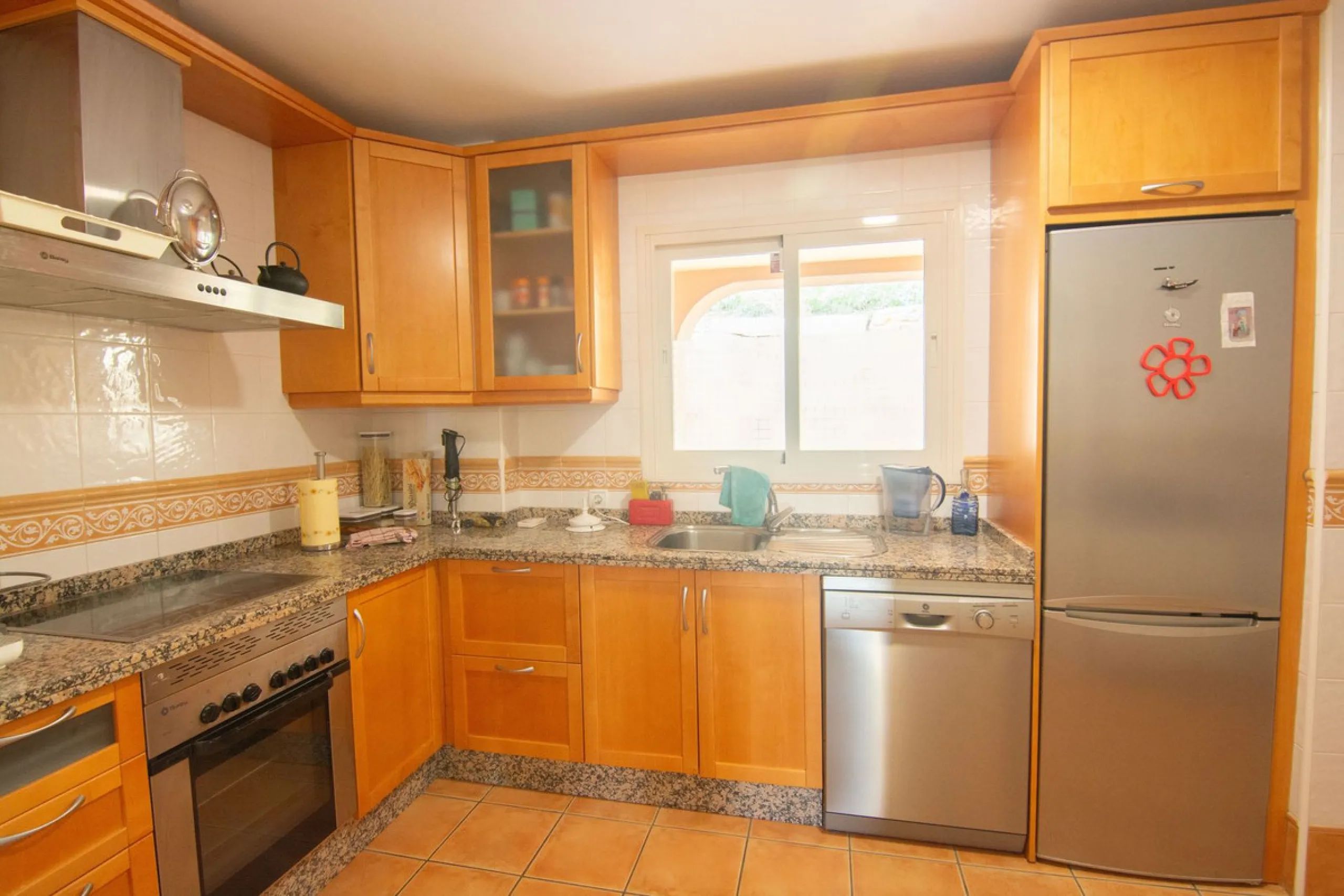 This apartment was built in 2007, is situated within 'El Vicario` which is part of the prestigious La Mairena area.