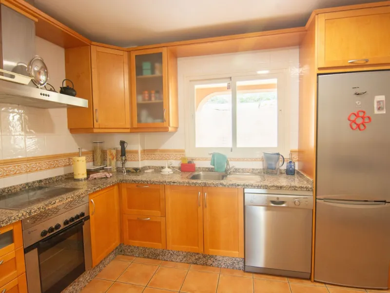 This apartment was built in 2007, is situated within 'El Vicario` which is part of the prestigious La Mairena area.