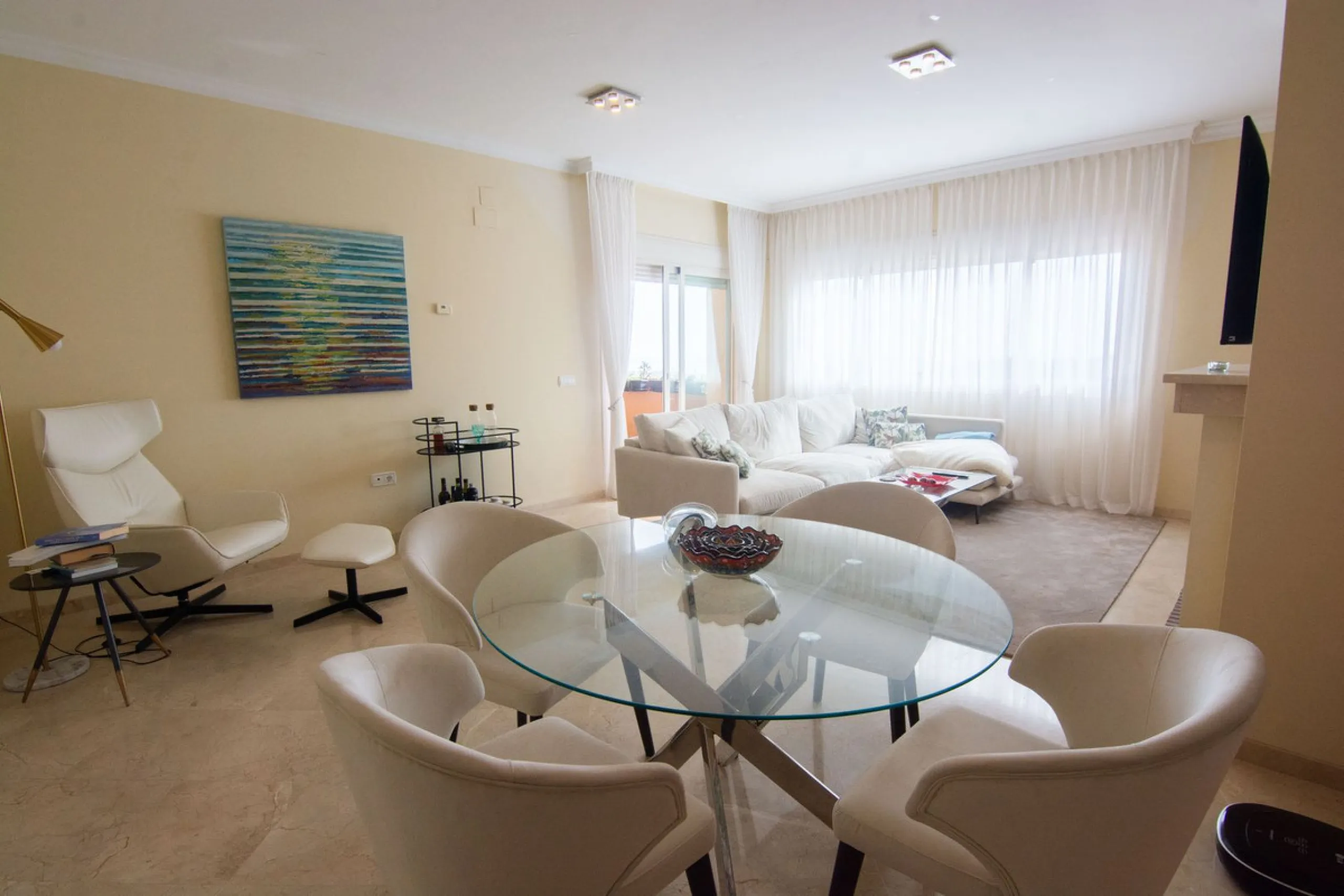 This apartment was built in 2007, is situated within 'El Vicario` which is part of the prestigious La Mairena area.