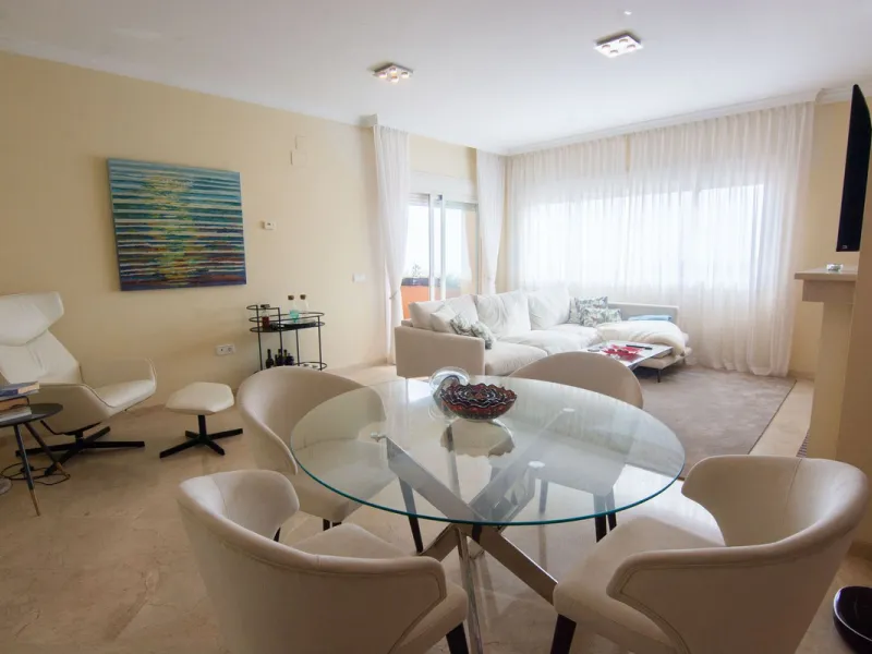 This apartment was built in 2007, is situated within 'El Vicario` which is part of the prestigious La Mairena area.