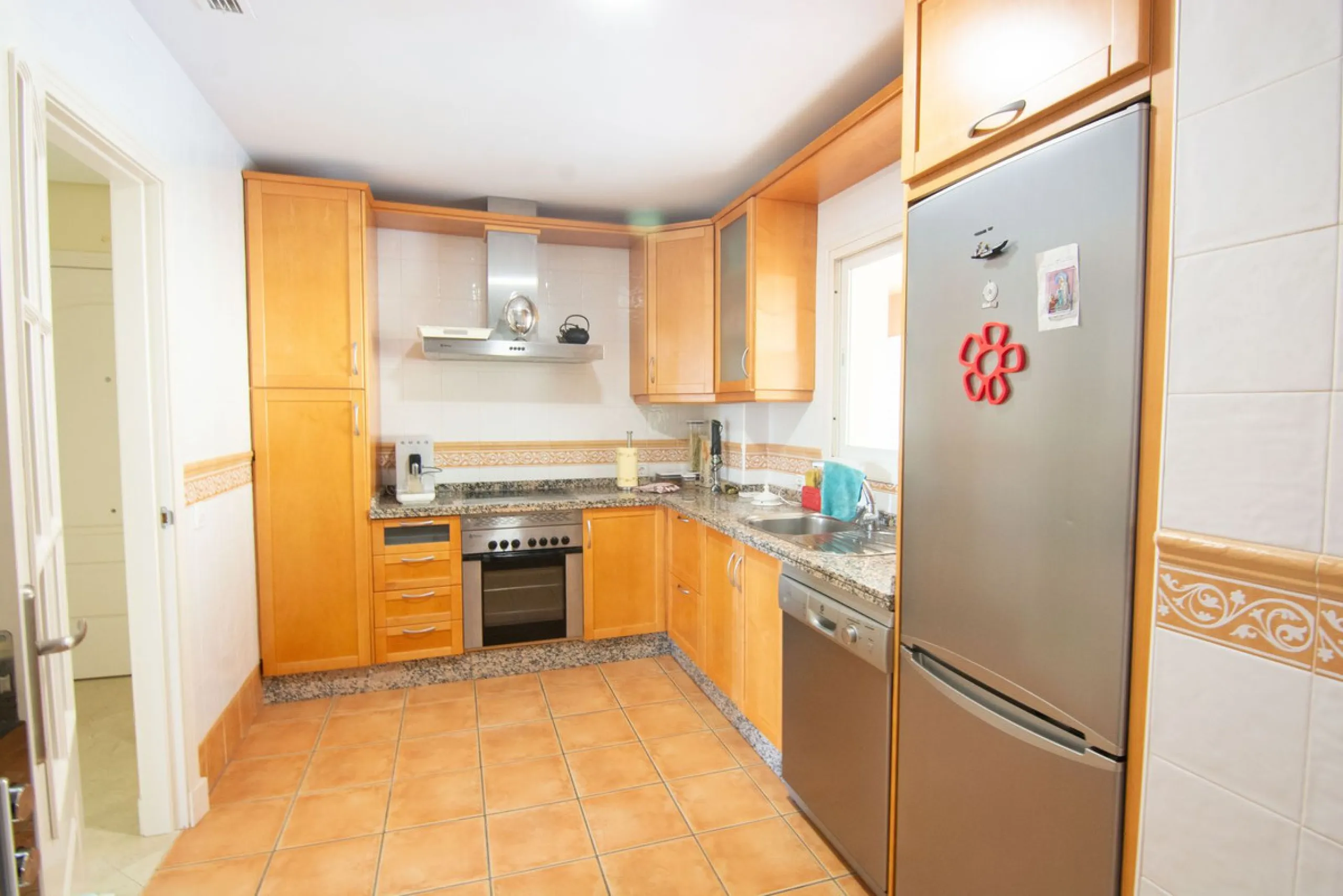 This apartment was built in 2007, is situated within 'El Vicario` which is part of the prestigious La Mairena area.