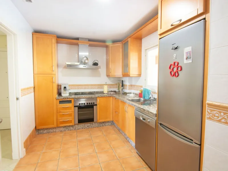 This apartment was built in 2007, is situated within 'El Vicario` which is part of the prestigious La Mairena area.