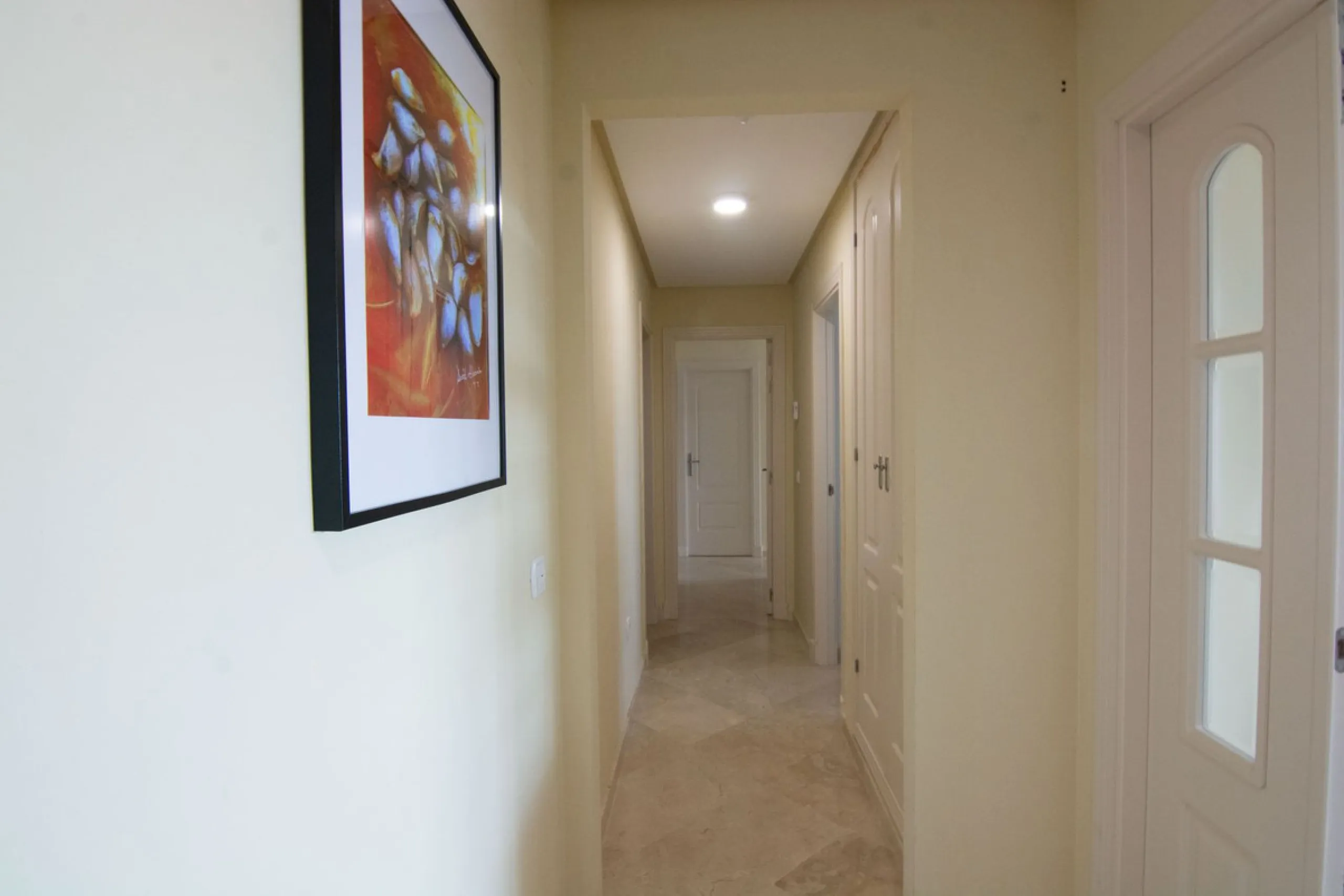 This apartment was built in 2007, is situated within 'El Vicario` which is part of the prestigious La Mairena area.