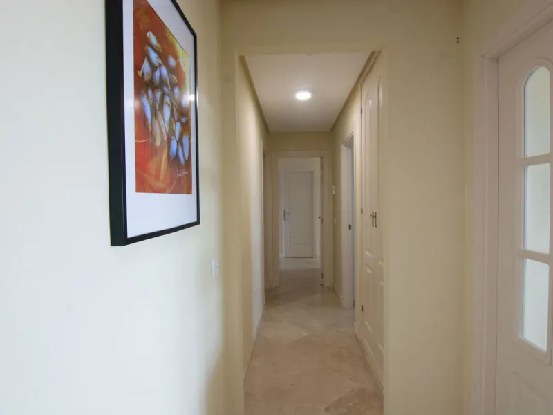 This apartment was built in 2007, is situated within 'El Vicario` which is part of the prestigious La Mairena area.