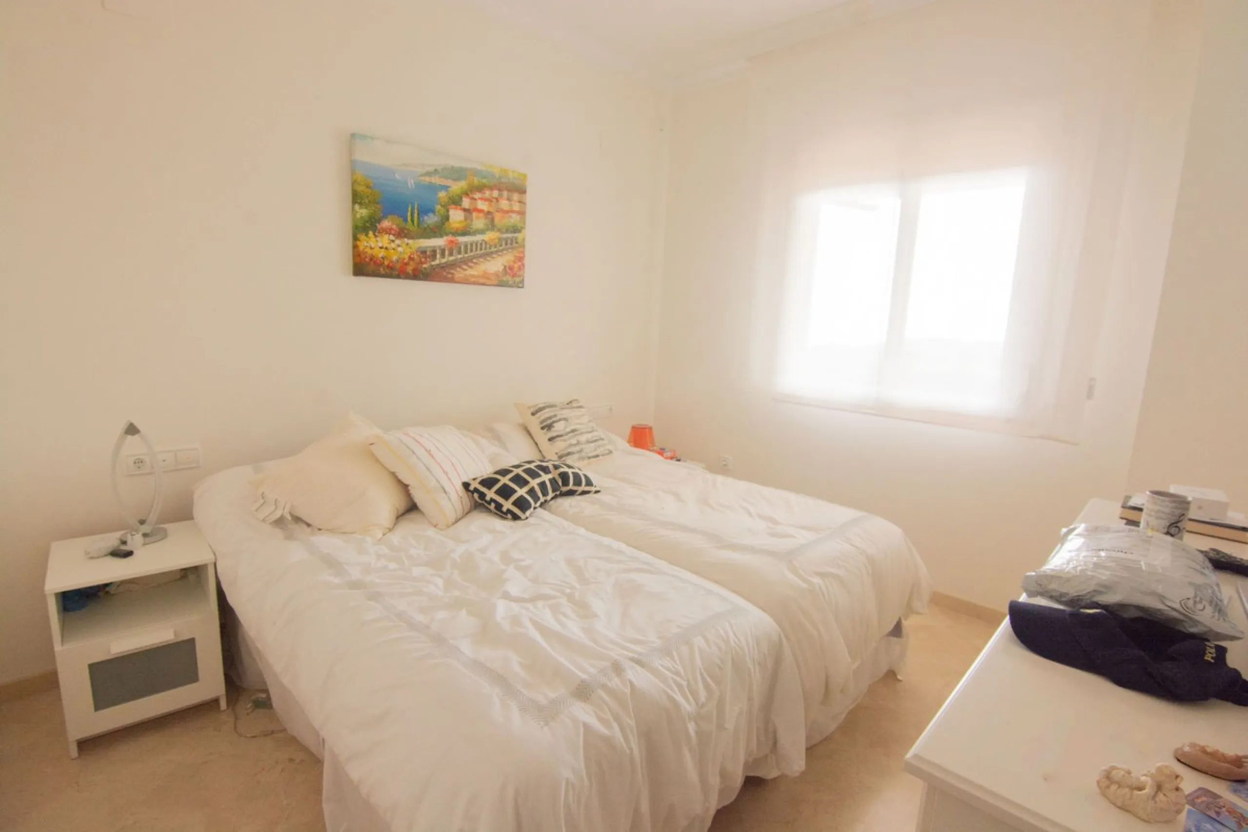 This apartment was built in 2007, is situated within 'El Vicario` which is part of the prestigious La Mairena area.
