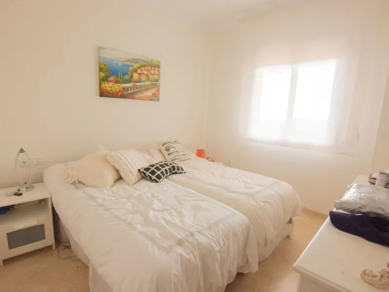 This apartment was built in 2007, is situated within 'El Vicario` which is part of the prestigious La Mairena area.