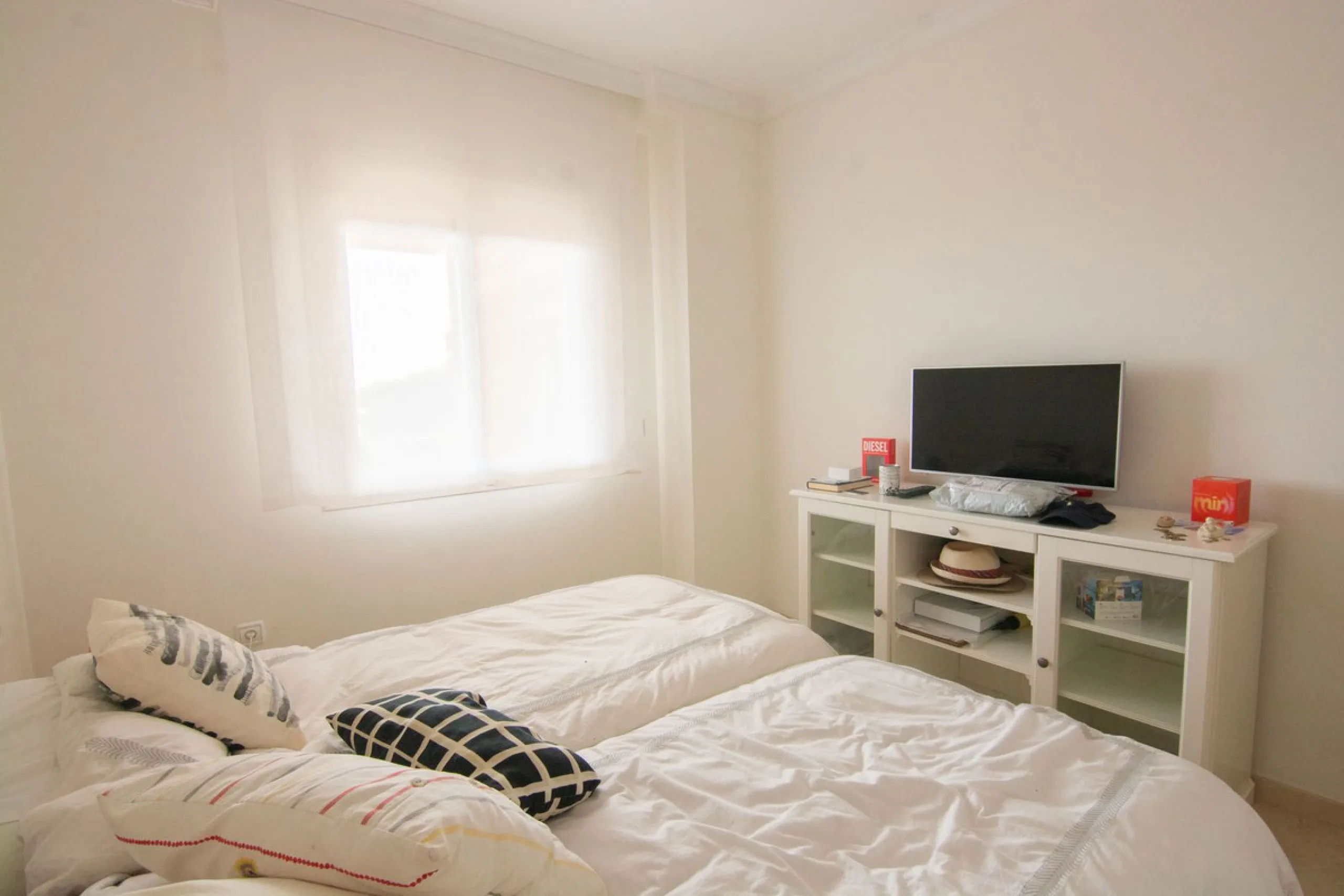 This apartment was built in 2007, is situated within 'El Vicario` which is part of the prestigious La Mairena area.