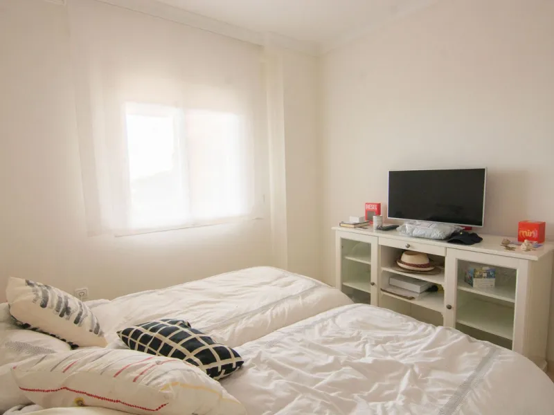 This apartment was built in 2007, is situated within 'El Vicario` which is part of the prestigious La Mairena area.