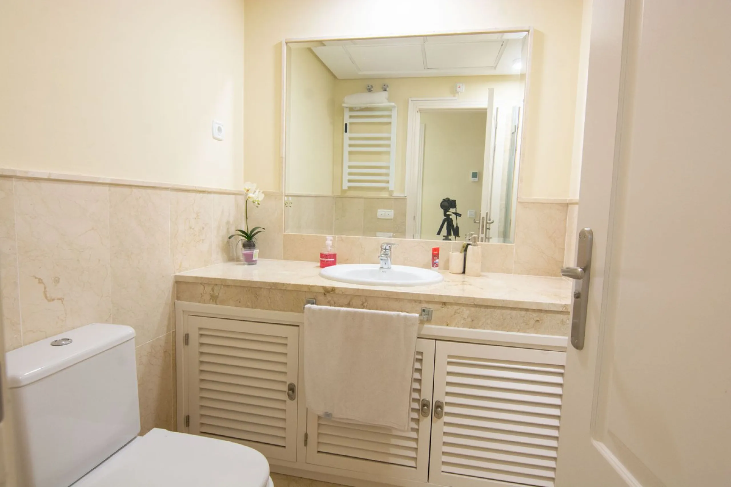 This apartment was built in 2007, is situated within 'El Vicario` which is part of the prestigious La Mairena area.