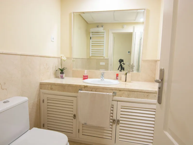 This apartment was built in 2007, is situated within 'El Vicario` which is part of the prestigious La Mairena area.
