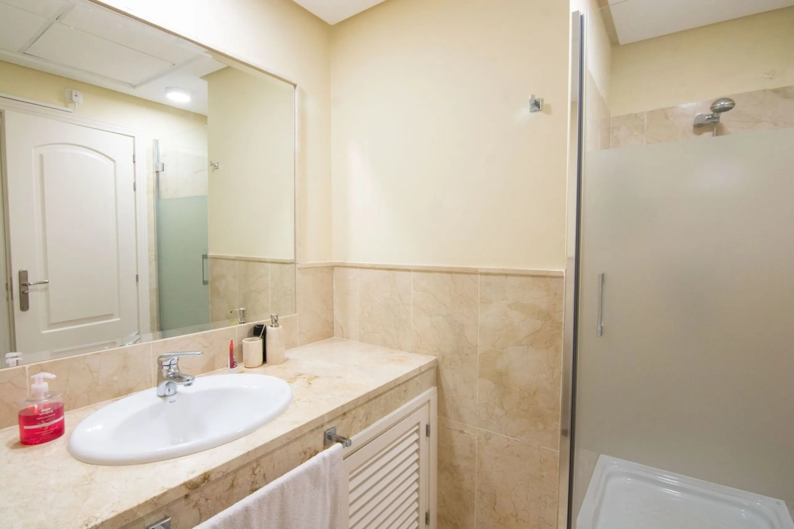This apartment was built in 2007, is situated within 'El Vicario` which is part of the prestigious La Mairena area.