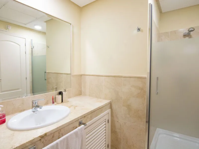 This apartment was built in 2007, is situated within 'El Vicario` which is part of the prestigious La Mairena area.
