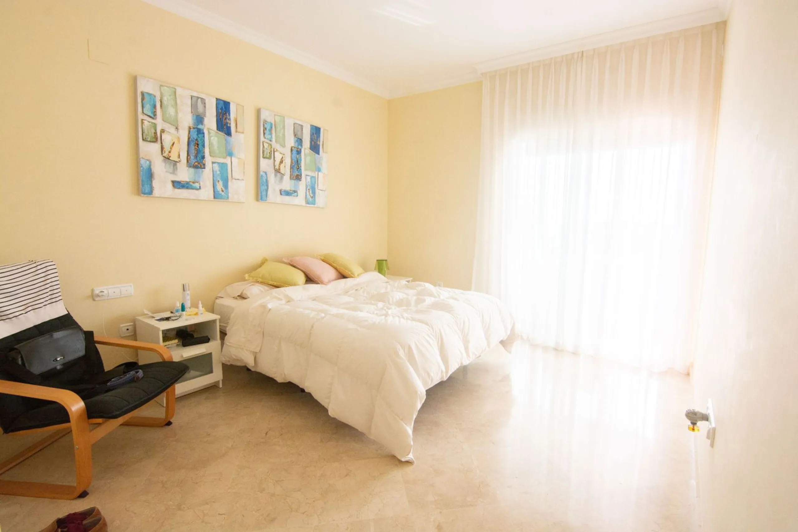 This apartment was built in 2007, is situated within 'El Vicario` which is part of the prestigious La Mairena area.