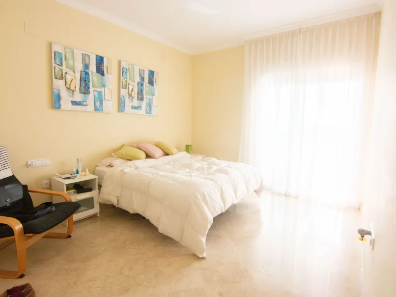 This apartment was built in 2007, is situated within 'El Vicario` which is part of the prestigious La Mairena area.
