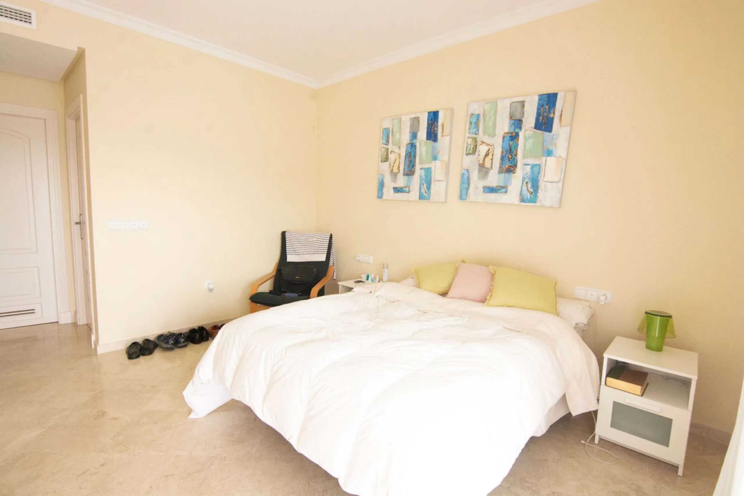 This apartment was built in 2007, is situated within 'El Vicario` which is part of the prestigious La Mairena area.