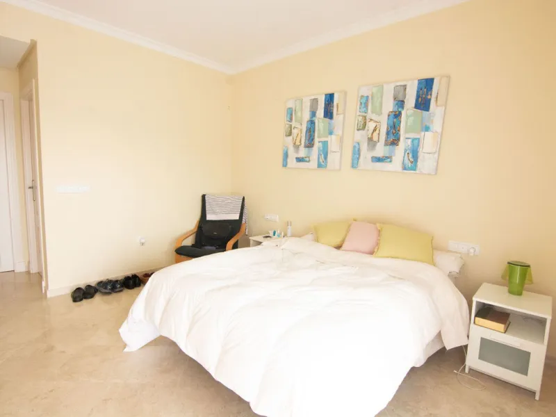 This apartment was built in 2007, is situated within 'El Vicario` which is part of the prestigious La Mairena area.