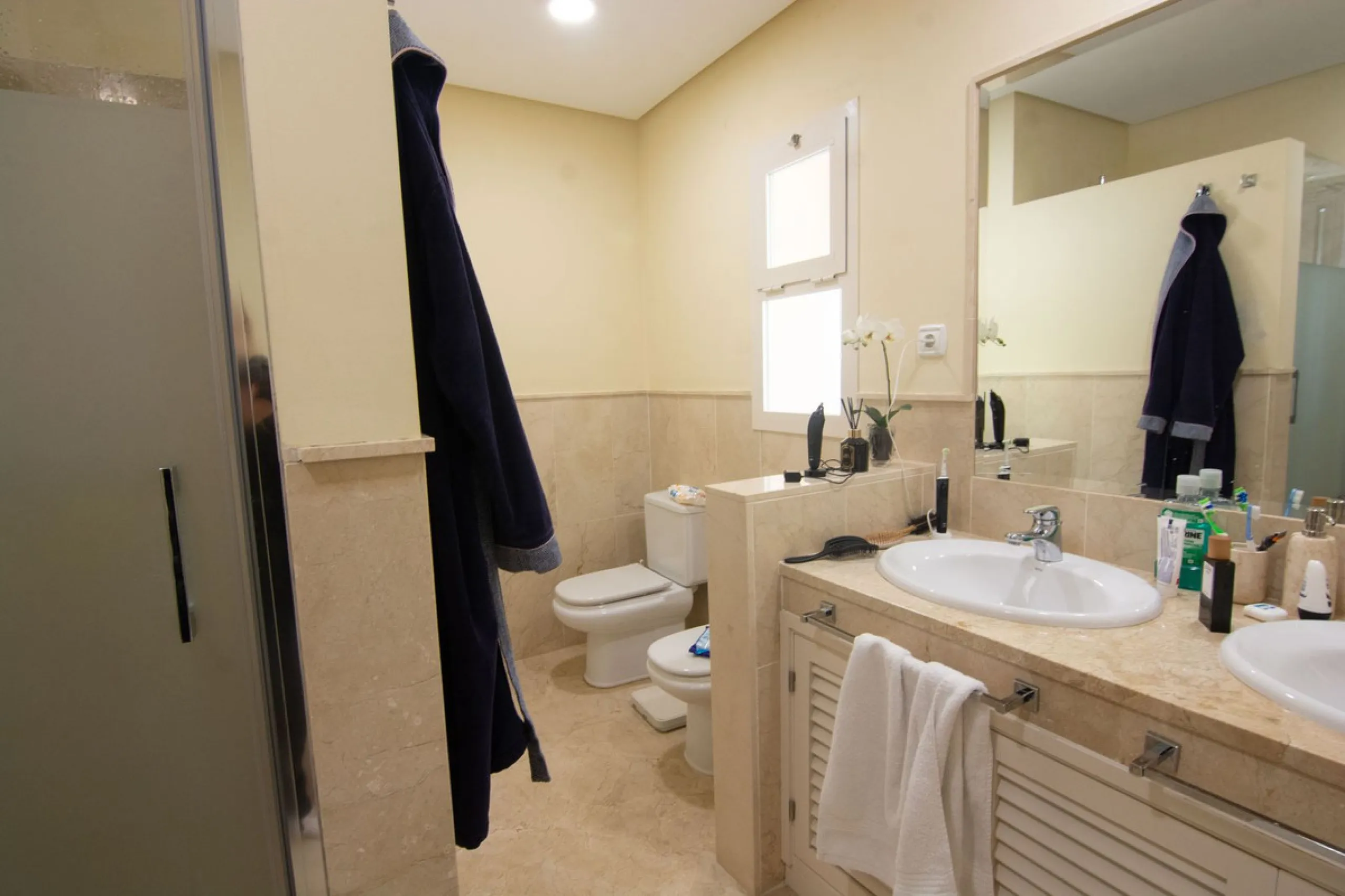 This apartment was built in 2007, is situated within 'El Vicario` which is part of the prestigious La Mairena area.