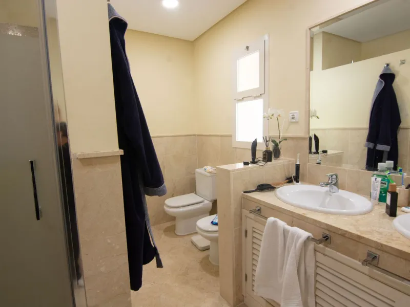 This apartment was built in 2007, is situated within 'El Vicario` which is part of the prestigious La Mairena area.