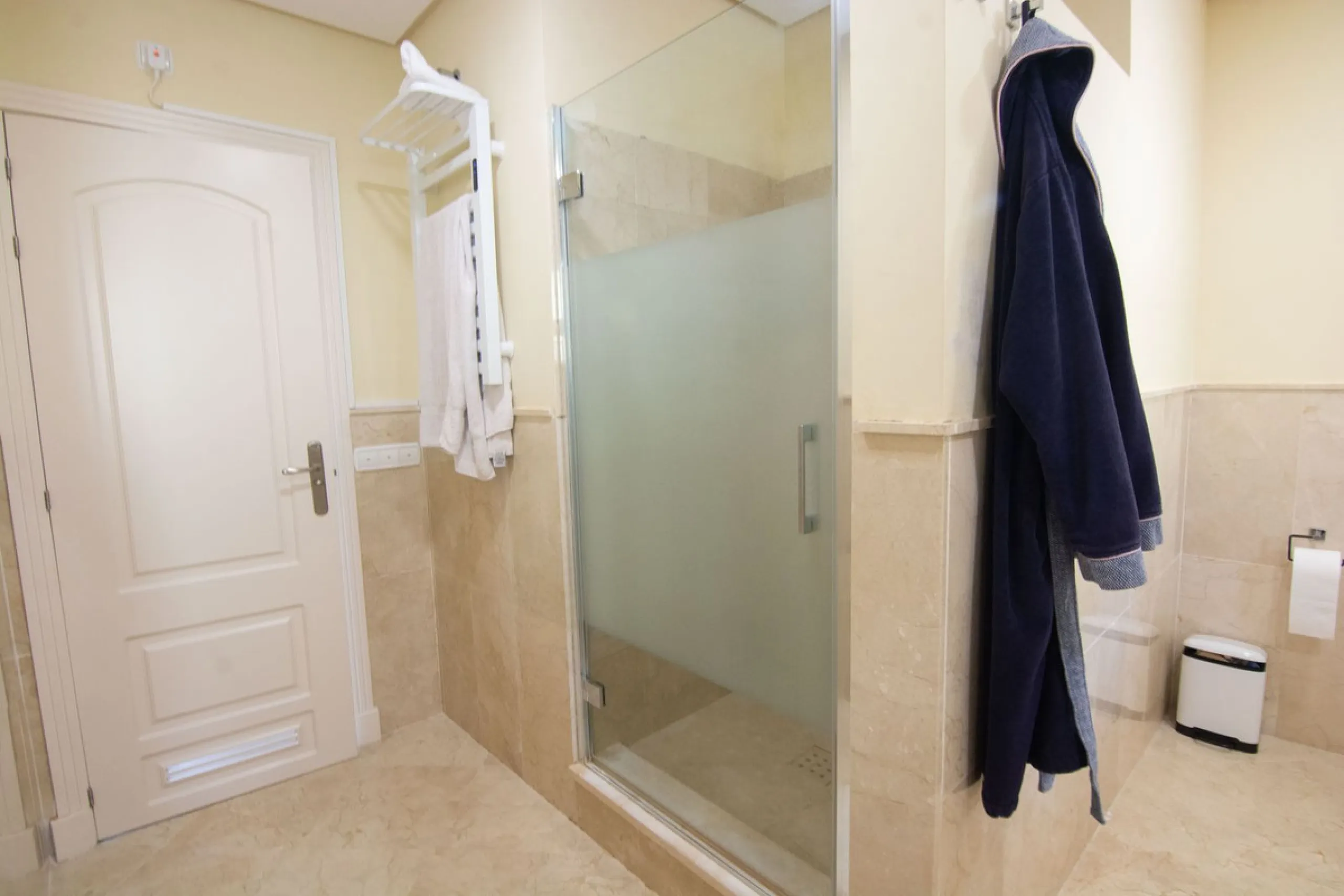 This apartment was built in 2007, is situated within 'El Vicario` which is part of the prestigious La Mairena area.