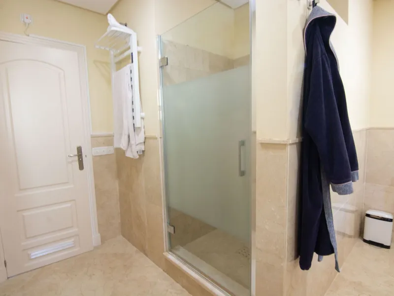 This apartment was built in 2007, is situated within 'El Vicario` which is part of the prestigious La Mairena area.